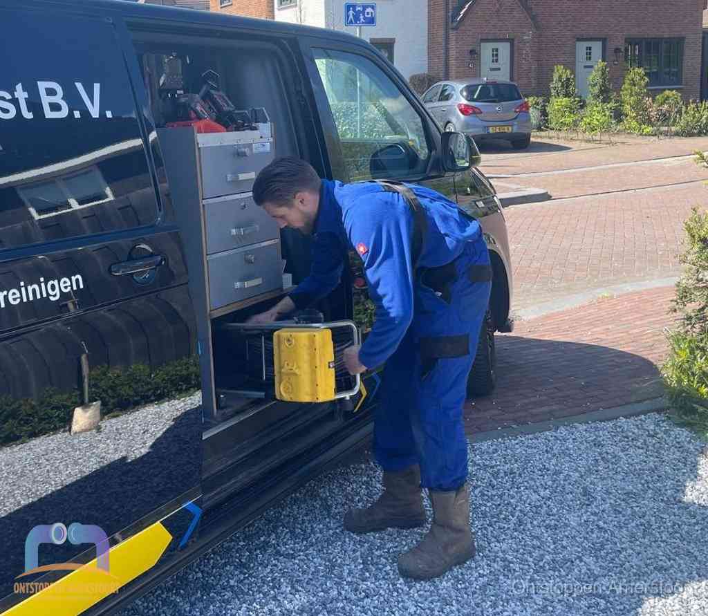 Monteur pakt gereedschap uit de bus, bespaartips voor riool ontstoppen in Amersfoort