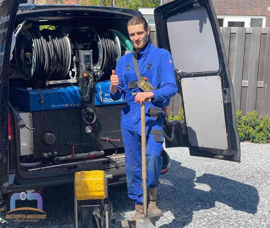 Een tevreden monteur met opgestoken duim na een geslaagde klus, slim ingrijpen bespaart kosten bij een verstopte wc in Amersfoort