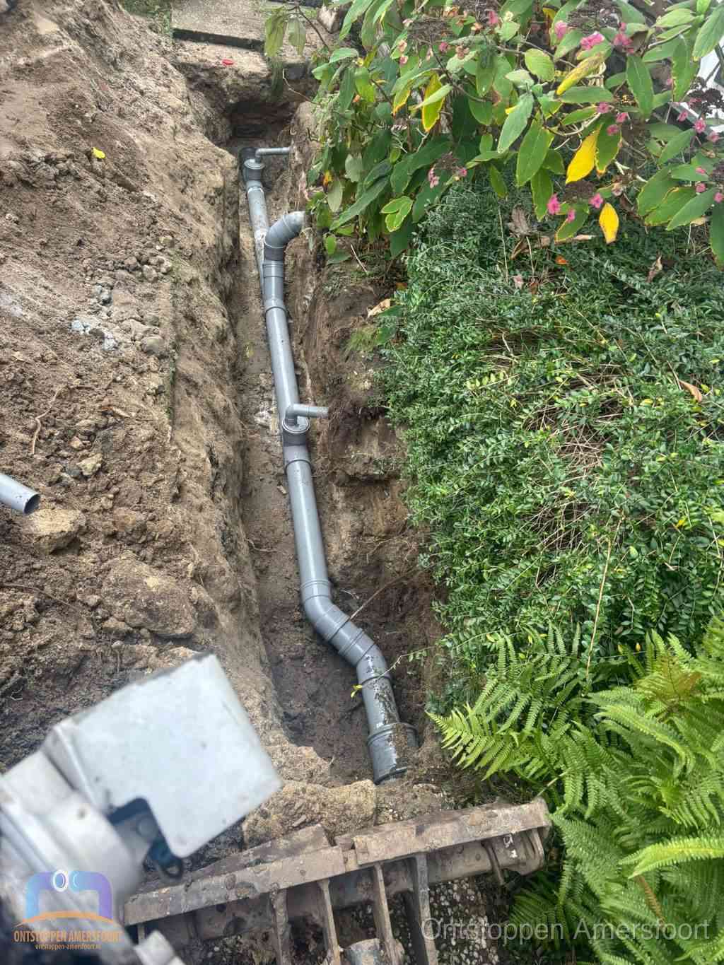 Open sleuf met nieuwe PVC-buizen, riool repareren en vervangen in Amersfoort