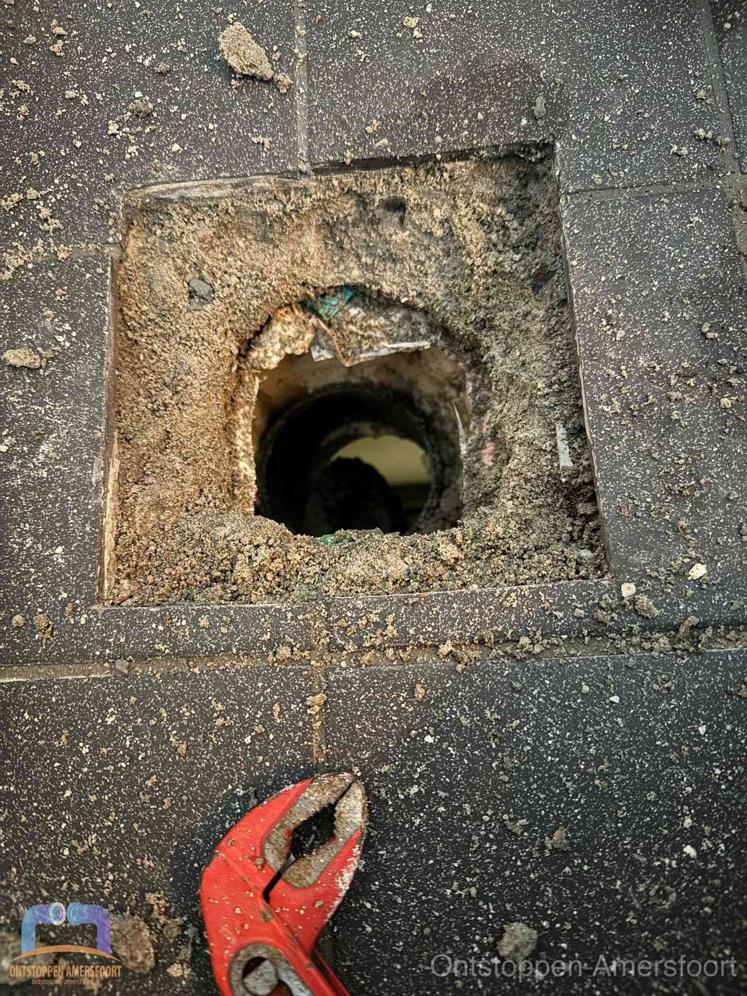 Geopend rioolputje op de erfgrens dat laat zien wie eigenaar is van de riolering in Amersfoort