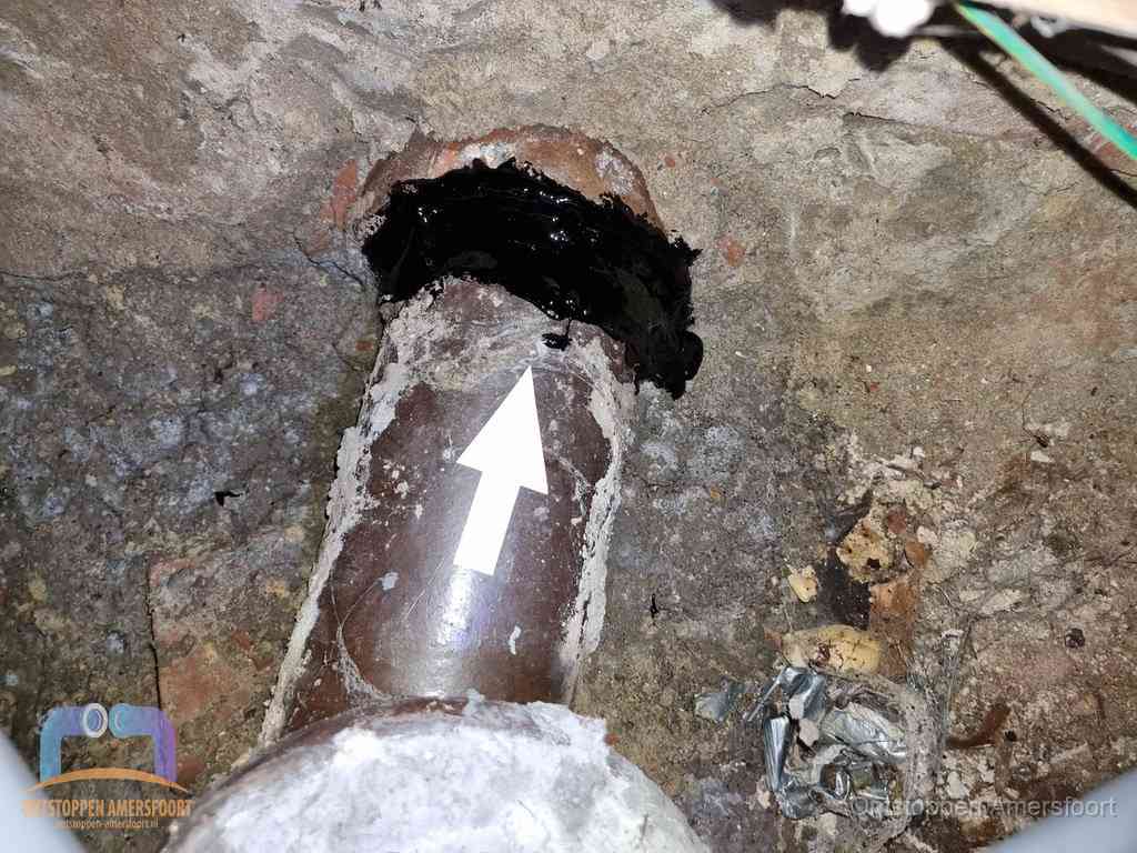 Een oude gres rioolbuis met een beschadigde koppeling onder de vloer, oorzaak van terugkerende structurele wc-problemen in Amersfoort