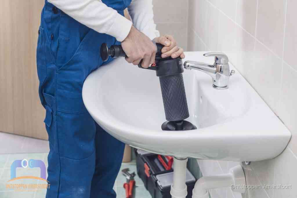 Een te ruwe doe-het-zelf poging met een handmatige perslucht-ontstopper op een sanitair-afvoer, een van de veelgemaakte fouten bij wc ontstoppen in Amersfoort
