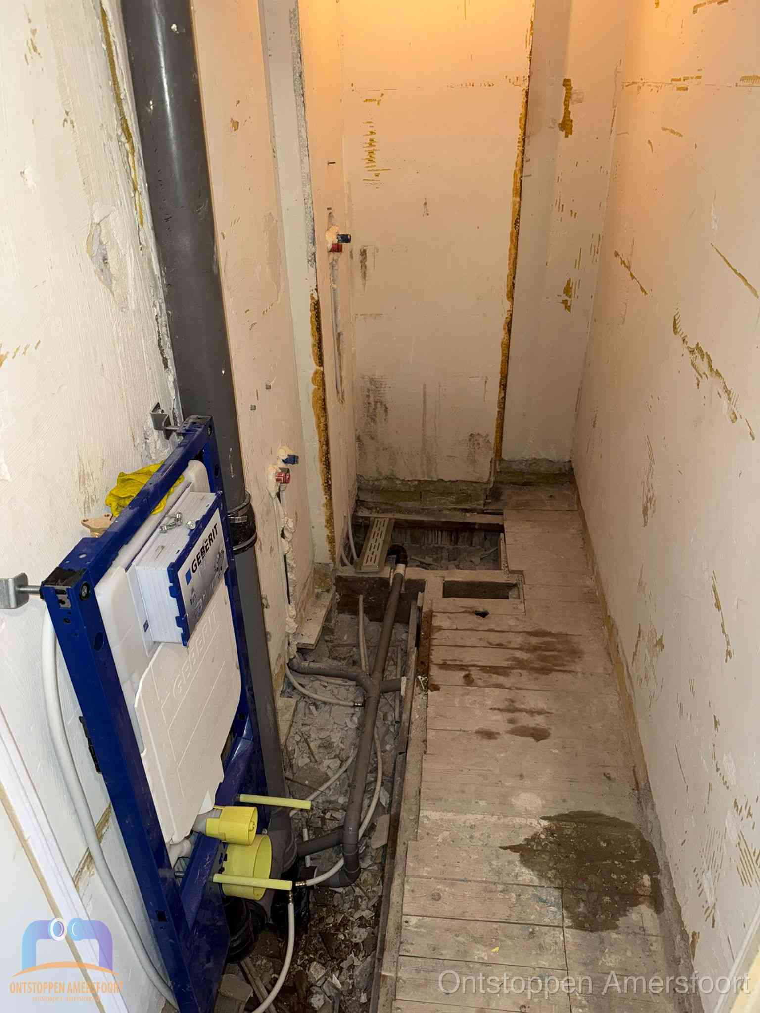 Een opgebroken toiletruimte tijdens renovatie met een Geberit inbouwreservoir en blootliggende oude afvoerleidingen, typisch voor oudere woningen in Amersfoort